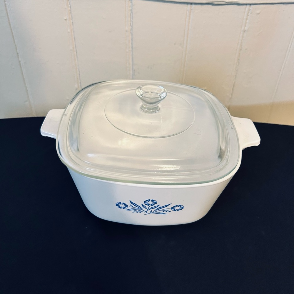 Vintage Corning ware Blue Cornflower 1 3/4 Qt Casserole Dish-Lid Has Small Chip